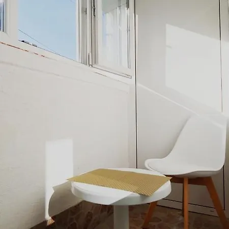아파트 Cozy Maisonette With 2 Bathrooms In Center *